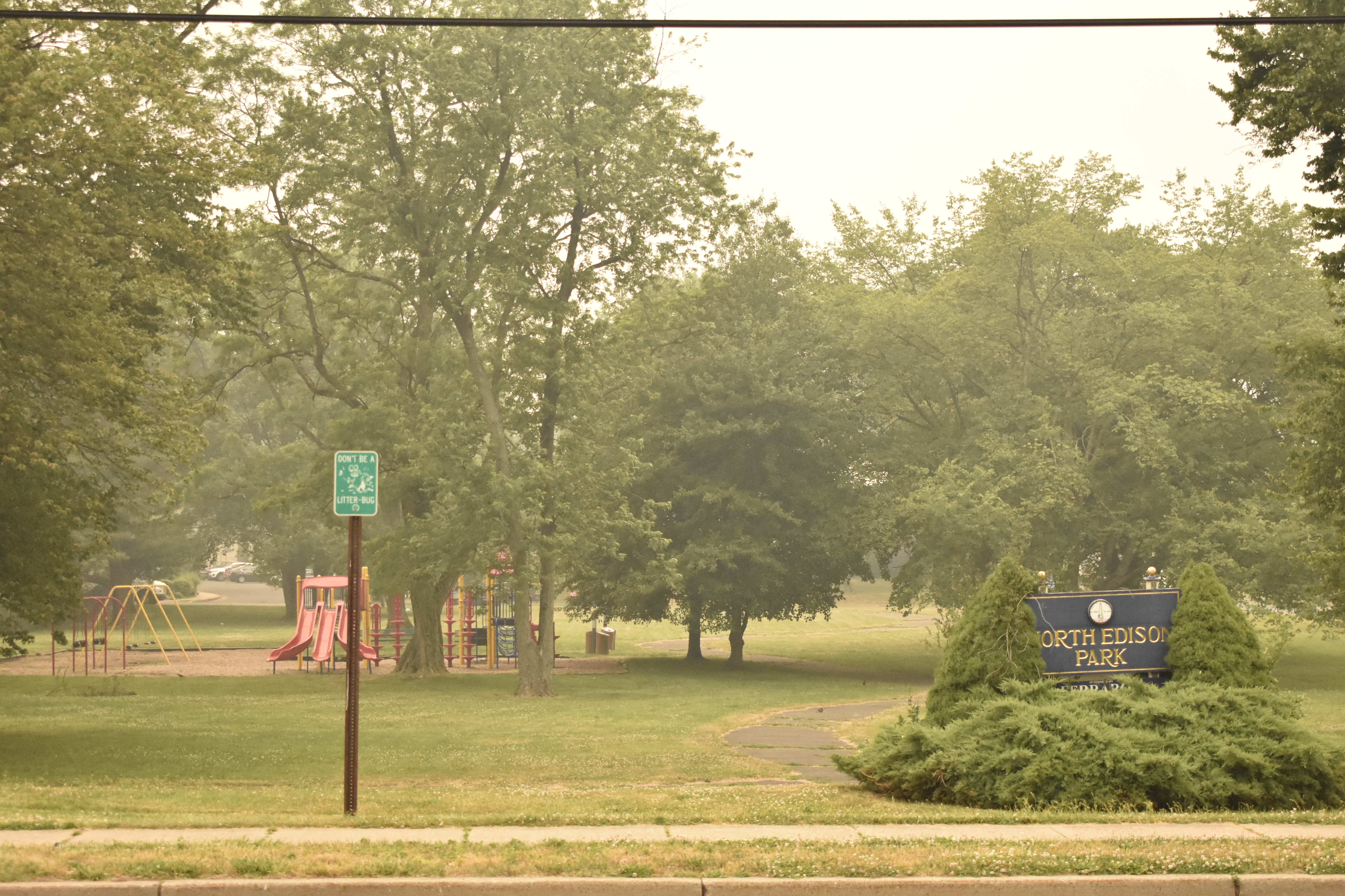 North Edison Park is blanketed by the orange smoke haze in Edison, New Jersey, at 17:15 EDT 2023-06-07. ZFJ/Alvin Wu