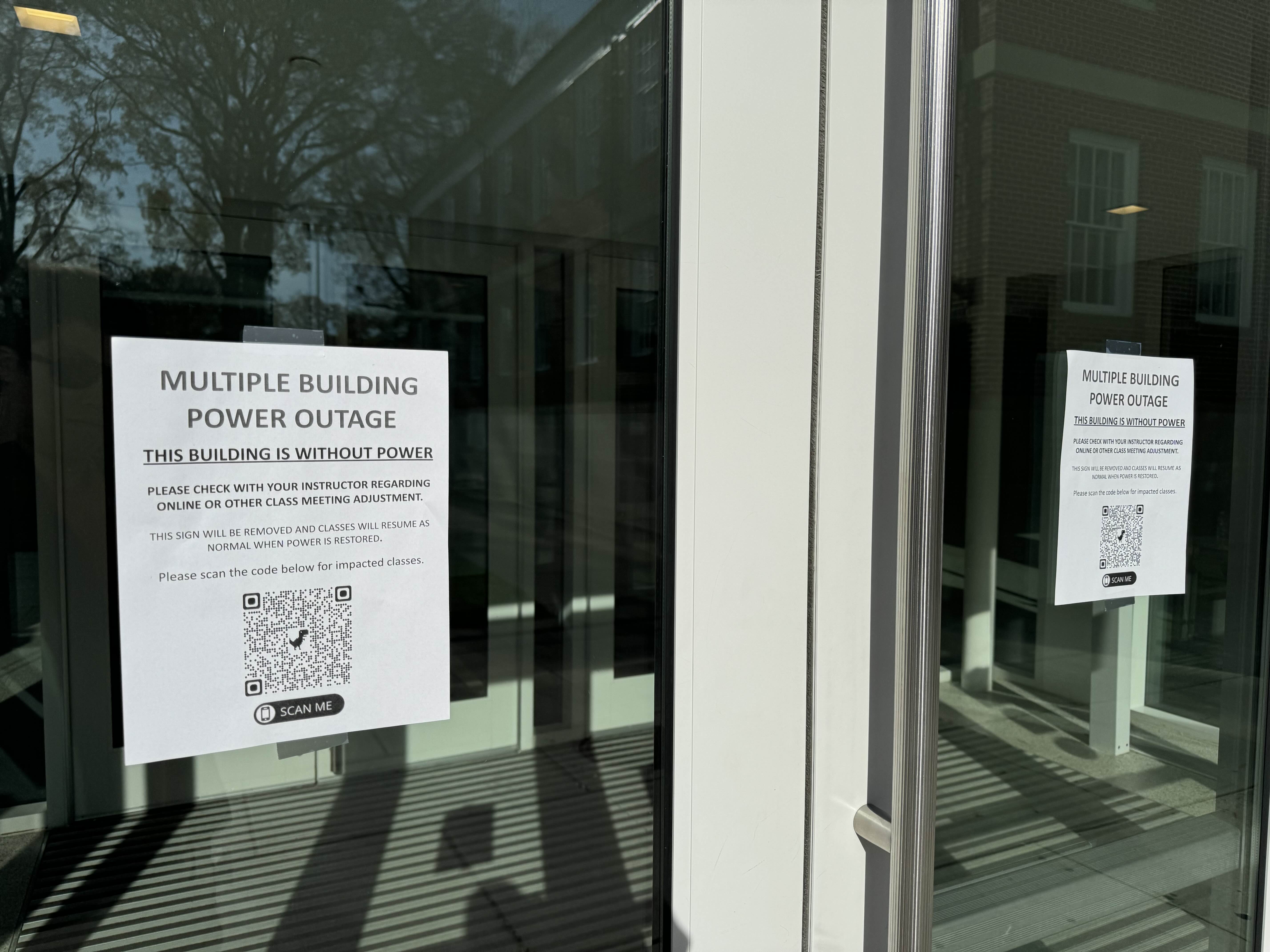 A notice on the Edward St. John Learning & Teaching Center doors announces that classes are cancelled. ZFJ/Alvin Wu