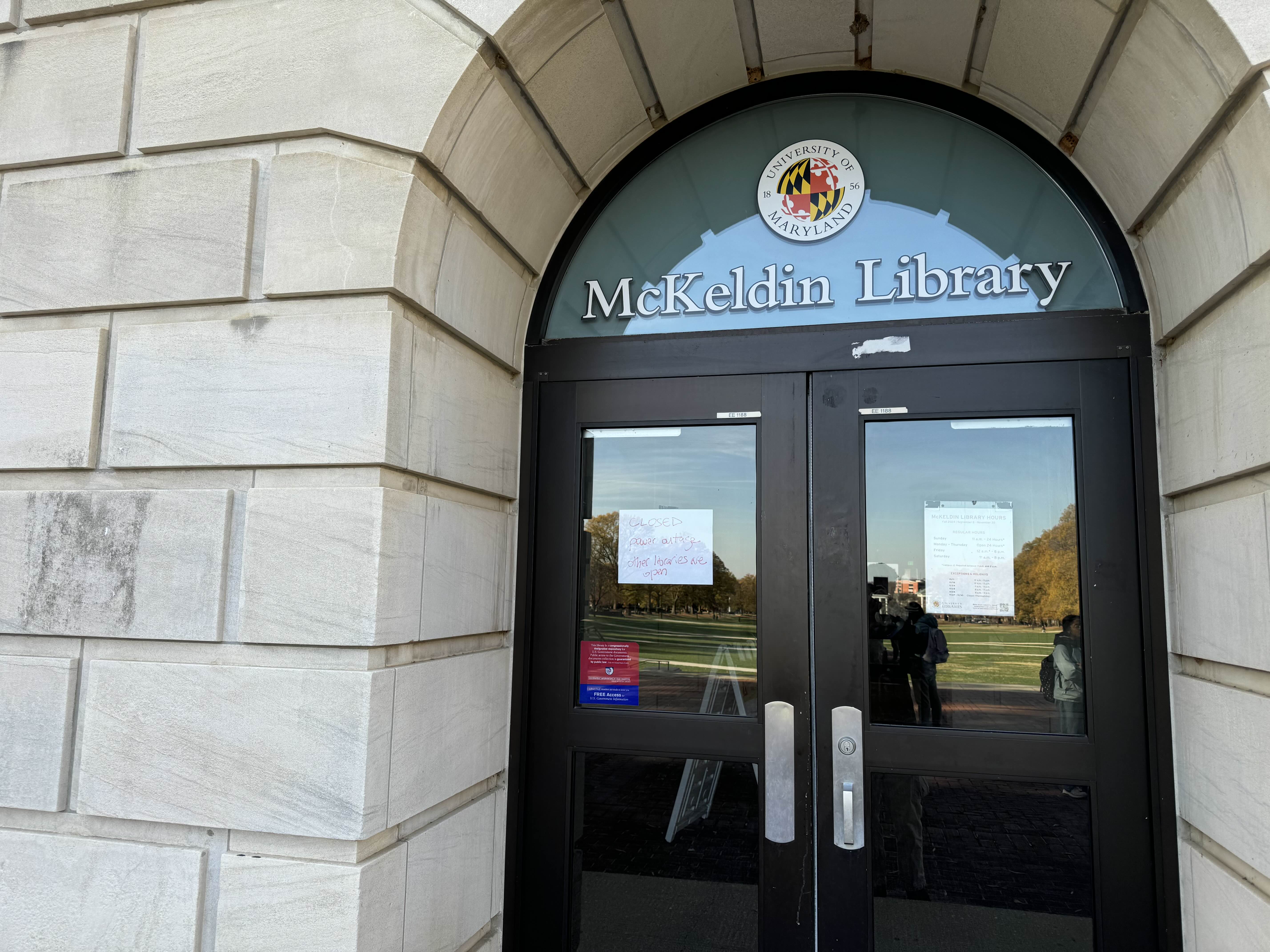 A notice on the doors of McKeldin Library announces that the building is closed due to the power outage. ZFJ/Alvin Wu