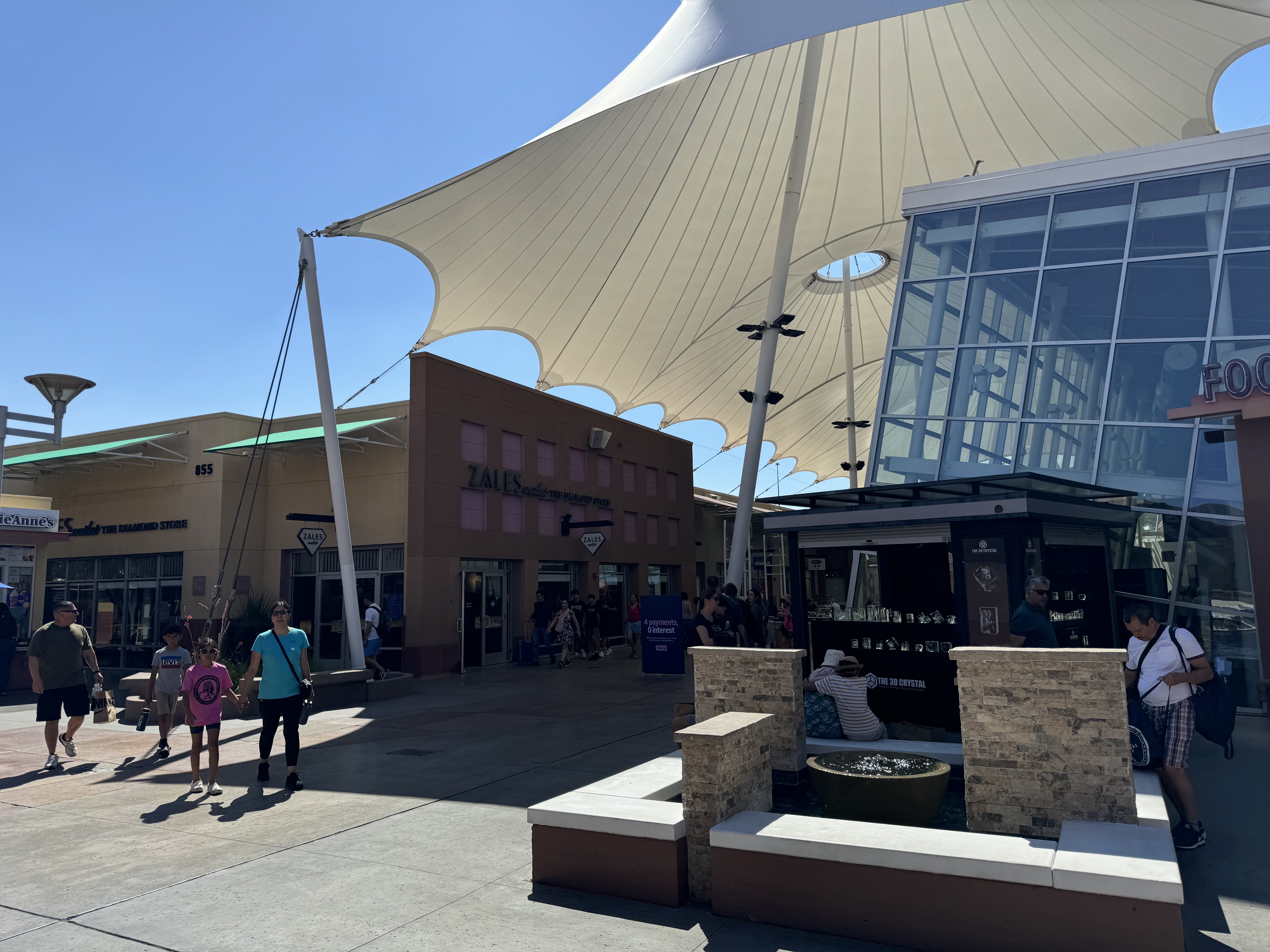 Shoppers walk in the heat at the Las Vegas North Premium Outlets Mall on June 27 shortly past 3:30 p.m. ZFJ/Alvin Wu